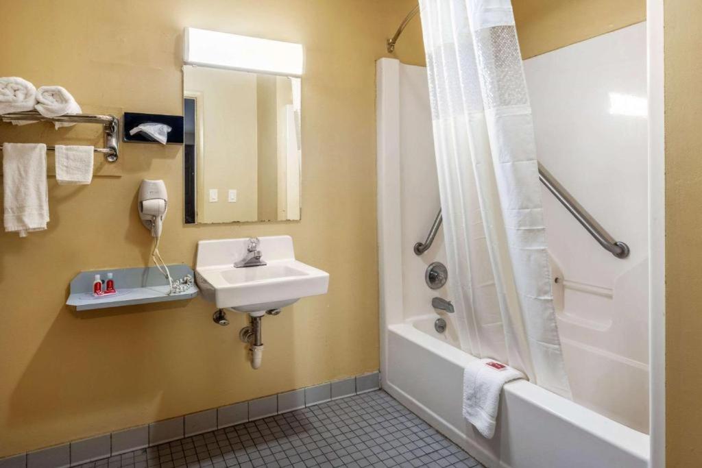 Southern Inn And Suites Spartanburg Ngoại thất bức ảnh