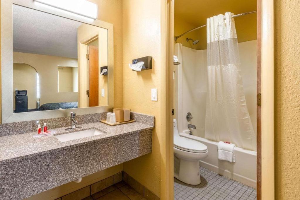 Southern Inn And Suites Spartanburg Ngoại thất bức ảnh